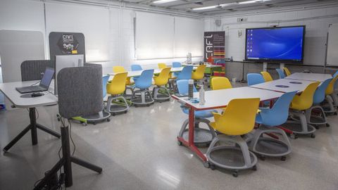 Ejemplo de una posible configuración de aula, con mesas y sillas móviles para mayor versatilidad, y varios equipamientos tecnológicos