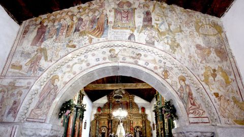 Frescos en el arco triunfal de la iglesia románica de Seteventos