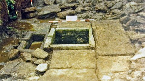 Imagen de la excavación en los años 80 de la fuente romana de Corvazal