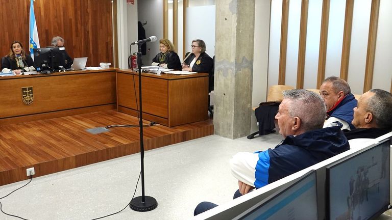 Tres jefes de un club de alterne de Vigo aceptan penas mínimas por no dar de alta a 19 trabajadoras