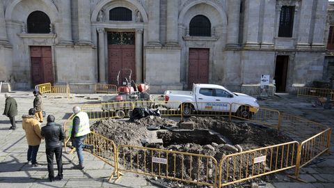 Esta semana comezaron as obras de mellora do pavimento do adro, onde se fixeron catas arqueolóxicas