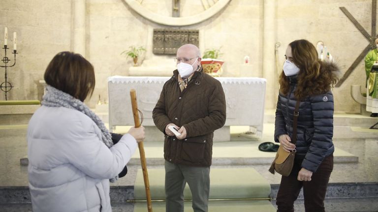 Mudarra recibiendo el bastón