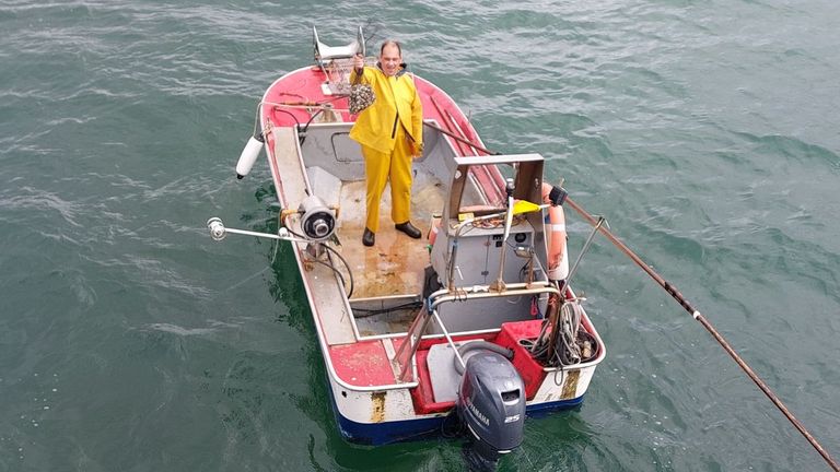Jesús Villar, mariscador de a flote en Vigo: «Me ha ido bien, he cogido 6 kilos a 25 euros cada uno»