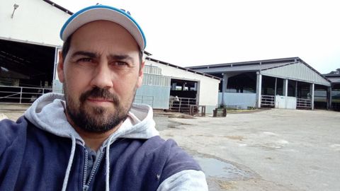 Antonio Villar xuntou a sa granxa con outras das para crear unha SAT de mis de 300 vacas