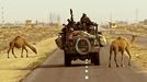 Un vehículo militar con marines estadounidenses avanza por una carretera de Umm-Qasr, en en el sur de Irak, en marzo del 2003
