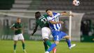 Peñaloza y Bóveda disputan un balón aéreo en el derbi de la pasada temporada