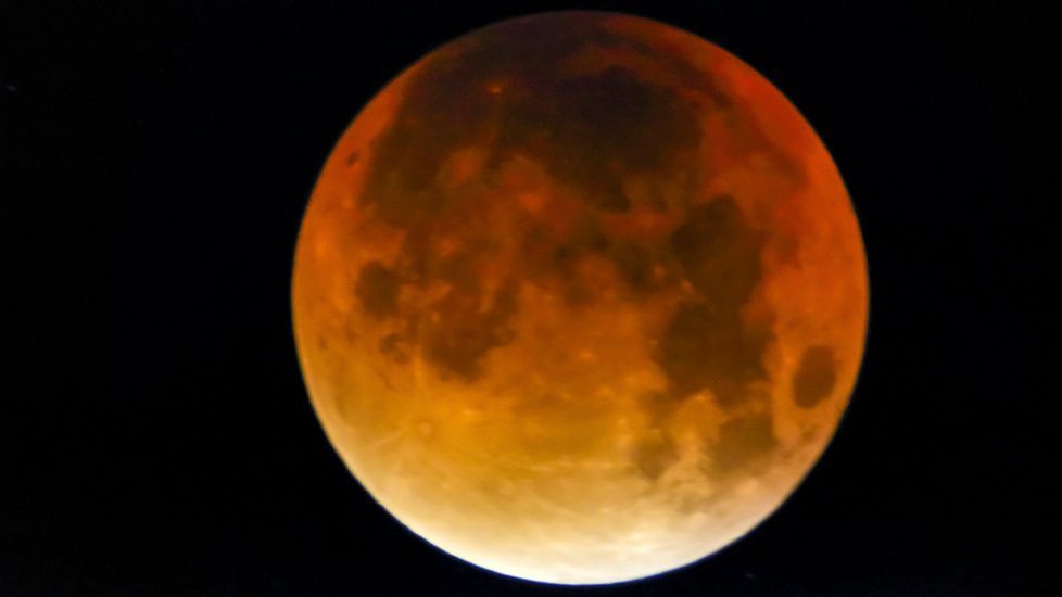 Eclipse lunar. Luna de Sangre fotografiada en Muxia.