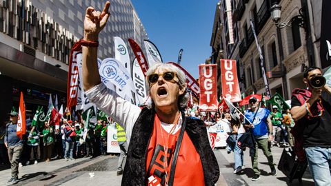 Una manifestante durante una protesta para reclamar una subida salarial, en la sede del Ministerio de Justicia,este mircoles en Madrid.