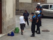 La polic�a local registra las mochilas de dos sospechosos del robo en un coche aparcado en la calle San Vicente, 2