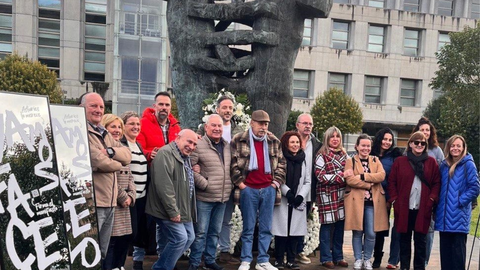 El secretario general de CCOO de Asturias, Jos� Manuel Zapico, presenta las propuestas en empleo y en la transici�n hacia una industria m�s sostenible. Frente al Monumento al Minero