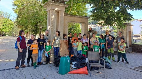 Los voluntarios, tras participar en la limpieza del río Arnoia