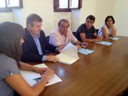 Los miembros de Castrodanta, el gerente del Inorde y el alcalde en la firma