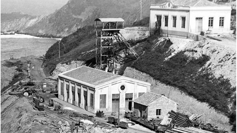 Castillete e instalaciones de la mina de hierro de Llumeres (Gozón, Asturias), cerrada en el año 1967