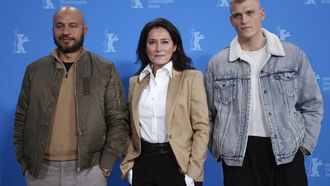 Dar Salim, Sidse Babett Knudsen y Sebastian Bull, actores principales del filme danés «Vogter (Son)».