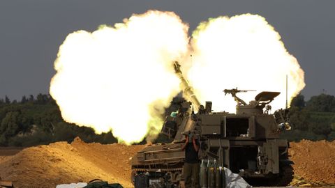 Una unidad de artillera israel bombardea objetivos en la Franja de Gaza.