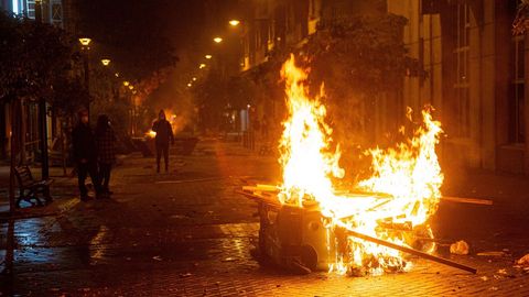 Contenedores incendiados en el centro de Logroño