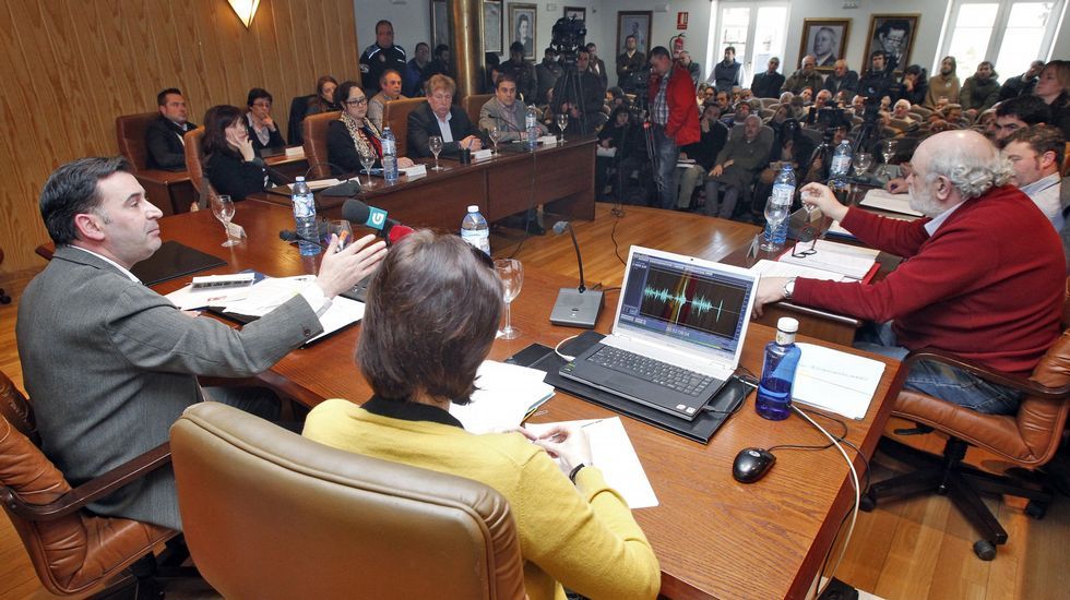 Un coche peque�o pasa a duras penas por la curva que est� entre una casa y la iglesia. 