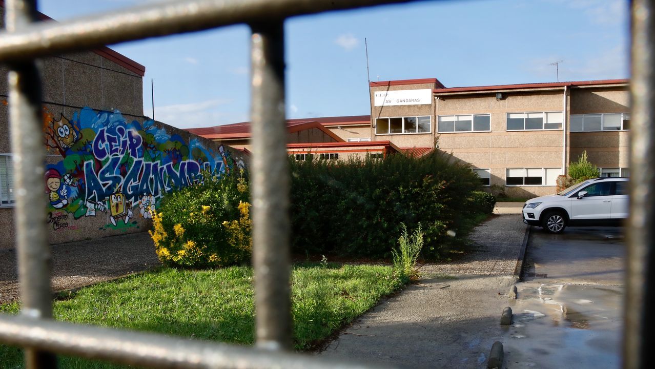 Los rostros clebres de la distancia social.Fachada del CEIP As Gndaras
