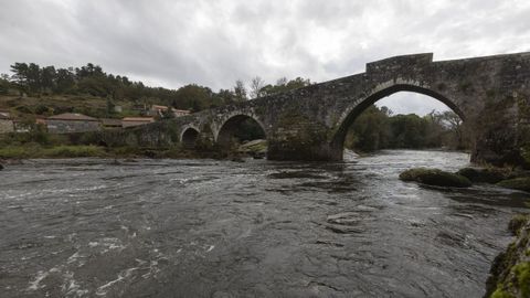 La joven se estaba bañando en una zona cercana al puente de piedra de Ponte Maceira, en el río Tambre