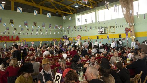 Festa da Androlla en Viana do Bolo. Unos 1.400 comensales degustaron el menú de entroido.