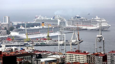Foto de archivo de una triple escala de barcos en el puerto de Vigo