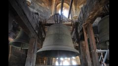 Una de las campanas de la Catedral de Oviedo. El ayuntamiento financiar el cambio del maderamen de este piso de la torre y el arreglo de escalones y pasamanos de piedra