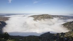 Niebla sobre el can del Sil, en un tramo regulado por el embalse de Santo Estevo