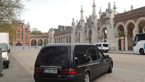 Un coche fnebre llegando al cementerio de La Almudena, en Madrid