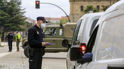 Un Polica Nacional solicita la documentacin a un conductor en un control realizado en Monforte