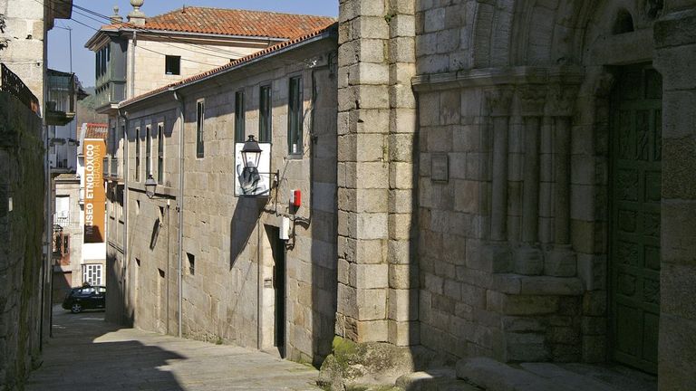 Casco histórico de Ribadavia, con el Museo Etnolóxico en primer plano.