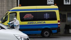 Ambulancia en la zona de urgencias, en el Hospital da Maria