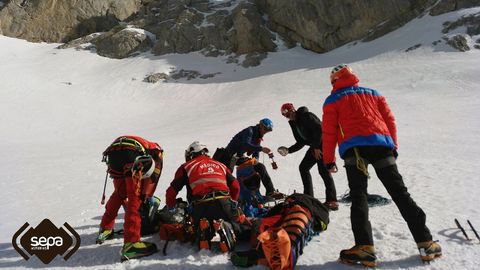 El grupo de rescate atiende a un monta�ero herido en el pico Tesorero, en Cabrales