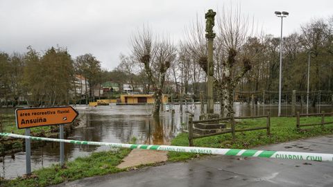 La zona recreativa de Baos de Molgas se ha acordonado por la crecida del ro Arnoia