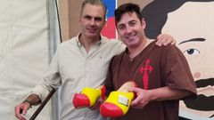 Ortega Smith, un dos lderes de Vox, co zoqueiro Alberto Geada, que fabricou unhas zocas coas cores da bandeira de Espaa