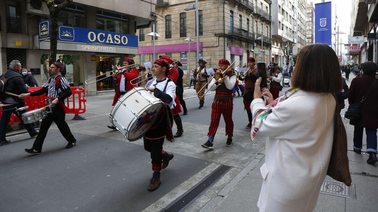 Barbanza vuelve a disfrutar del carnaval.El pasacalles de la charanga OT ambient este sbado las calles de Pontevedra