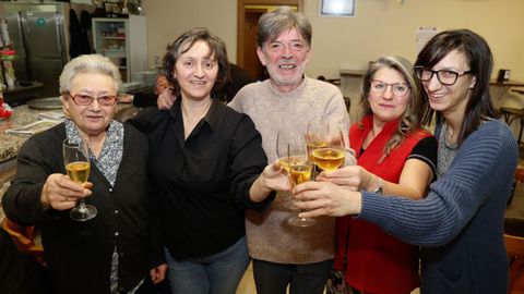Maruja, su hija Chus, Golo, Marisol e Iria brindan en la Churrasquería San Miguel de Marcón, en Pontevedra, negocio que dejan tras trece años