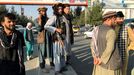 Un miliciano talibn ante el aeropuerto internacional Hamid Karzai de Kabul
