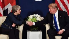 May y Trump se dieron la mano en el Foro de Davos