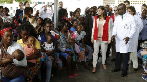 La reina Letizia en su visita al Centro de Salud de Manhica, en la provincia de Maputo