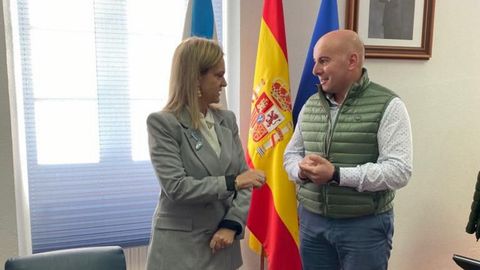 El alcalde, Jos ngel Santos, agradeci la visita de Dolores Fernndez. 