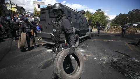 Imagen de archivo de un polica de Ecuador retirando un neumtico de una carretera.