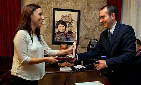 El alcalde entrega a Mara Jess Campos la medalla y la insignia de concejala de Padrn. 