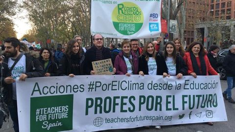Miembros de la asociacin Teachers For Future, en la movilizacin por el clima en Madrid