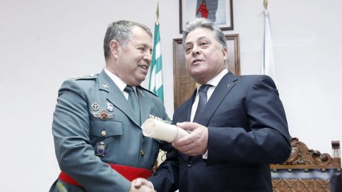 Una foto del 2013 en la que el alcalde aparece junto al teniente general y subdirector general de personal de la Guardia Civil, Pedro Vázquez Jarava, que ese año fue homenajeado en Quiroga