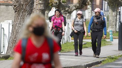 Peregrinos caminando ayer por Esteiro, en Ferrol, en los primeros kilmetros del Camio Ingls