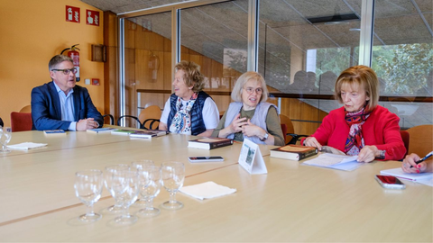 El director general de Promoci�n de la Autonom�a Personal y Mayores, Enrique Rodr�guez Nu�o, conversa con tres de las participantes del taller de lectura