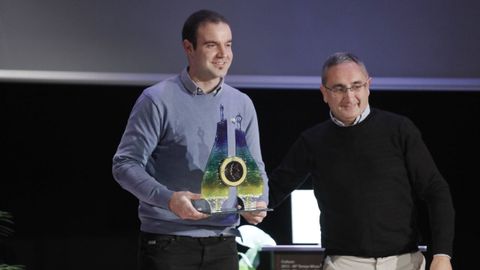 Óscar Castro recibe el premio Arenteira de manos de Argimiro Marnotes