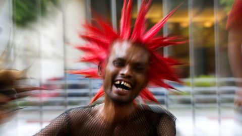 Un hombre participa en una reunin punk de cara al festival Thingyan del agua en Rangn (Birmania)