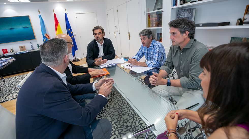 Situacin en la estacin provisional de A Corua a causa de los incendios.Los tres socios de Oso Blanco, Yasmina, Vctor y Marcos, abrieron ayer su tercera lavandera en Sarria