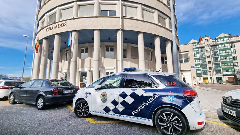 Denunciado en Pontevedra un joven de 19 años por conducir sin carné y a su padre por acompañarlo